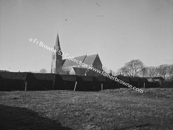 MUINTIR NA TIRE  TURFSTOCKS OUTSIDE PARISH CHURCH